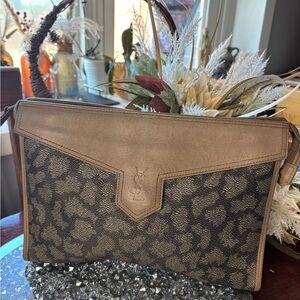 Large 💯 Yves Saint Laurent Elegant Black and Tan Giraffe print Clutch